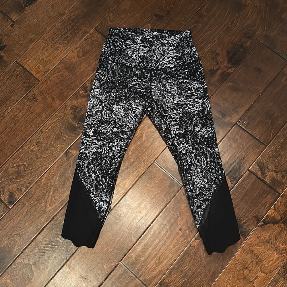 LIKE BRAND NEW - lululemon - black scallop edge - size 8